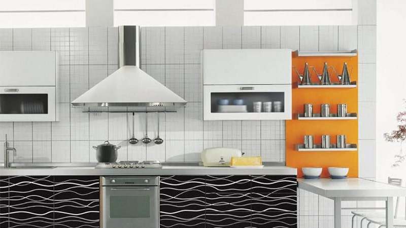 کاشی ها و سرامیک های پشت کابینت ها را متفاوت انتخاب کنید.
