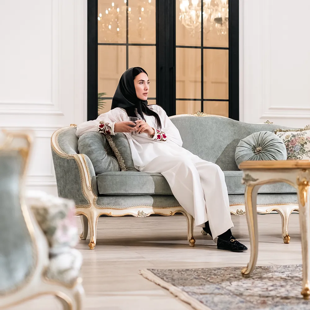 Classic Royal Furniture by HivaHome
